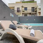 Oasis With Private Pool And Lounge Area Appartamento