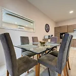 Oasis With Private Pool And Lounge Area Appartamento *