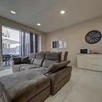 Oasis With Private Pool And Lounge Area Appartamento