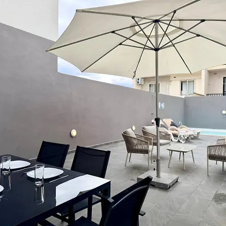 Oasis With Private Pool And Lounge Area Apartment