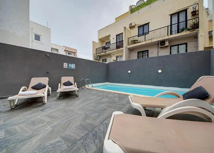 Apartment Oasis With Private Pool And Lounge Area *