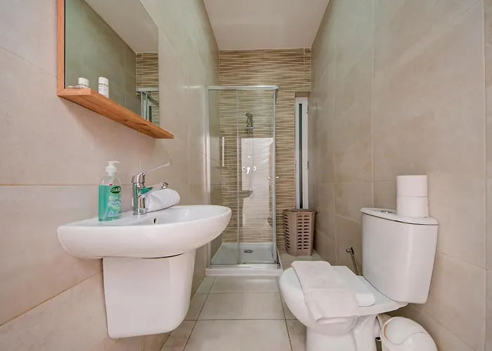 Apartment Oasis With Private Pool And Lounge Area *