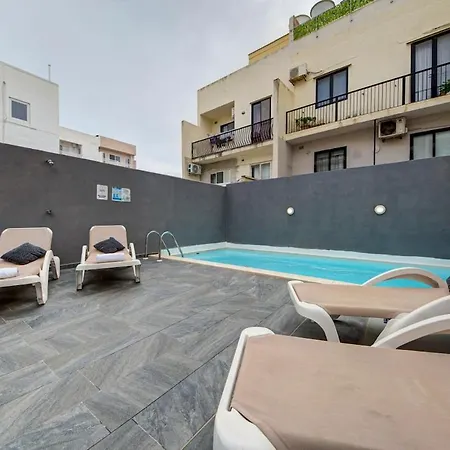Apartment Oasis - Private Pool & Lounge Area *