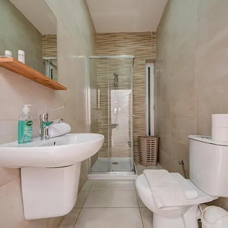 Apartment Oasis - Private Pool & Lounge Area *