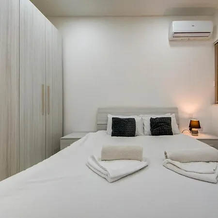 Oasis - Private Pool & Lounge Area Apartment Santa Vennera