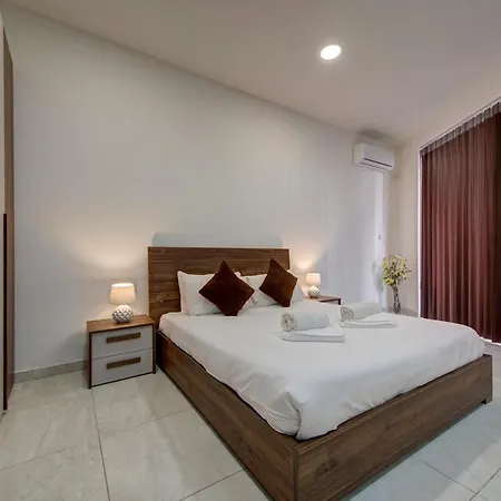 Apartment Oasis - Private Pool & Lounge Area *