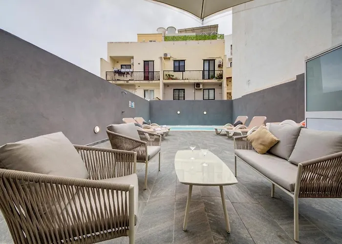 Oasis With Private Pool And Lounge Area